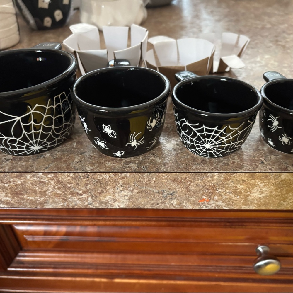 Black Spiderweb Measuring Cups by Bakeshop - Picture 3 of 4